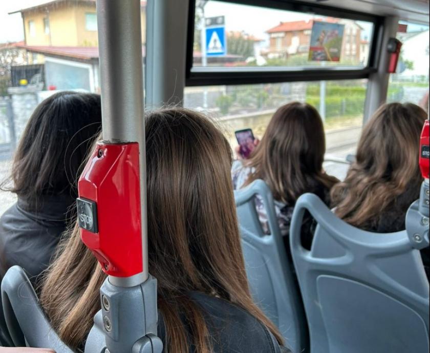 Studenti scoprono le loro citt col bus e imparano ad usare il