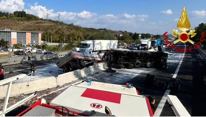 Camion si ribalta A1 paralizzata tra Arezzo e il Valdarno